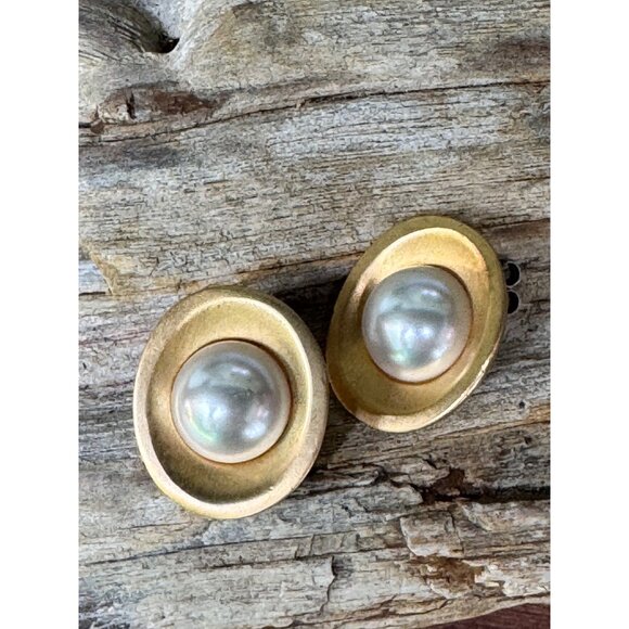 Gold-Tone Earrings With Faux Pearl Centers By MMA 1993 Vintage Jewelry - Picture 2 of 6